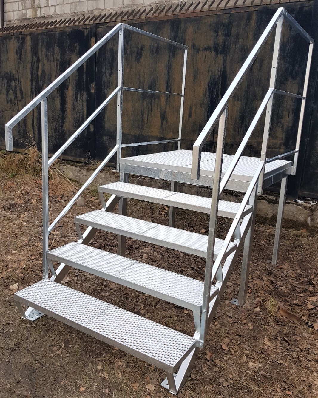 Außentreppe mit Podest und beidseitigem Geländer, 4 Stufen