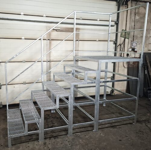 Stahltreppe 6 Stufen mit Podest