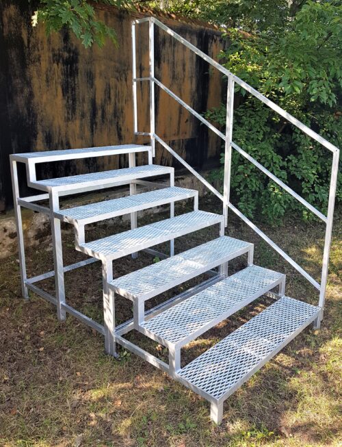 Außentreppe 7 Stufen mit Geländer verzinkt Außentreppe 7 Stufen mit Geländer verzinkt