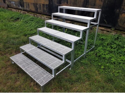 Außentreppe 7 Stufen verzinkt Außentreppe 7 Stufen verzinkt